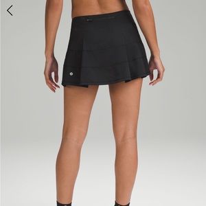 this is a lululemon tennis skirt in a size 0. selling because it doesn’t fit.
